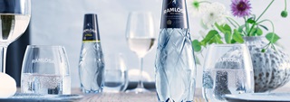 Ramlösa Premium på opdækket bord