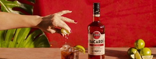 Bacardi og en hånd med lime