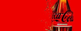 rød baggrund og coca cola flaske