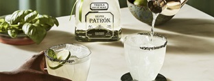 Patron glas med lime og basilikum