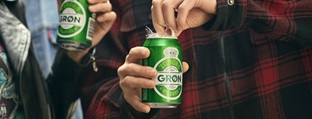 en grøn tuborg bliver åbnet