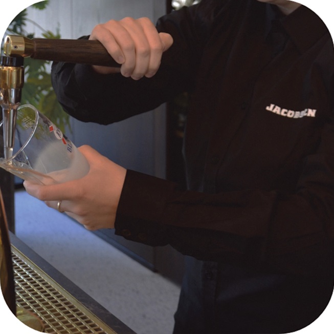 Jacobsen tjener skjorte